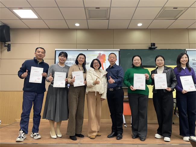 小组成员获得结业证书1.jpg 小组成员获得结业证书1.jpg