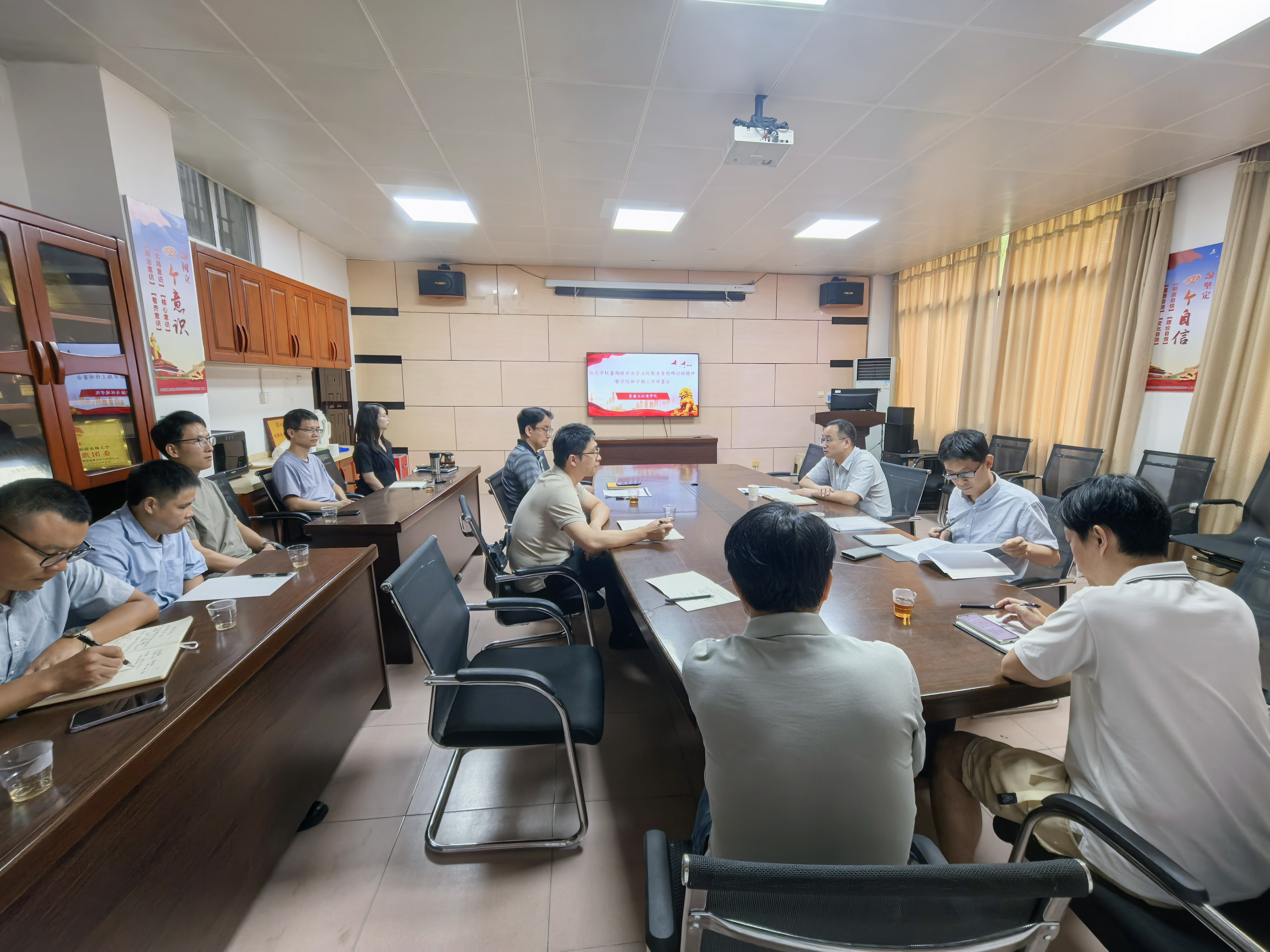 资源与环境学院召开传达落实学校2025年暑期提升办学治校能力专题研讨  现场图片.jpg